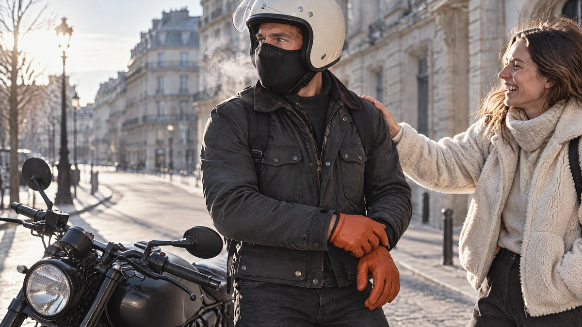 Motard en casque jet et demi-cagoule noire en ville