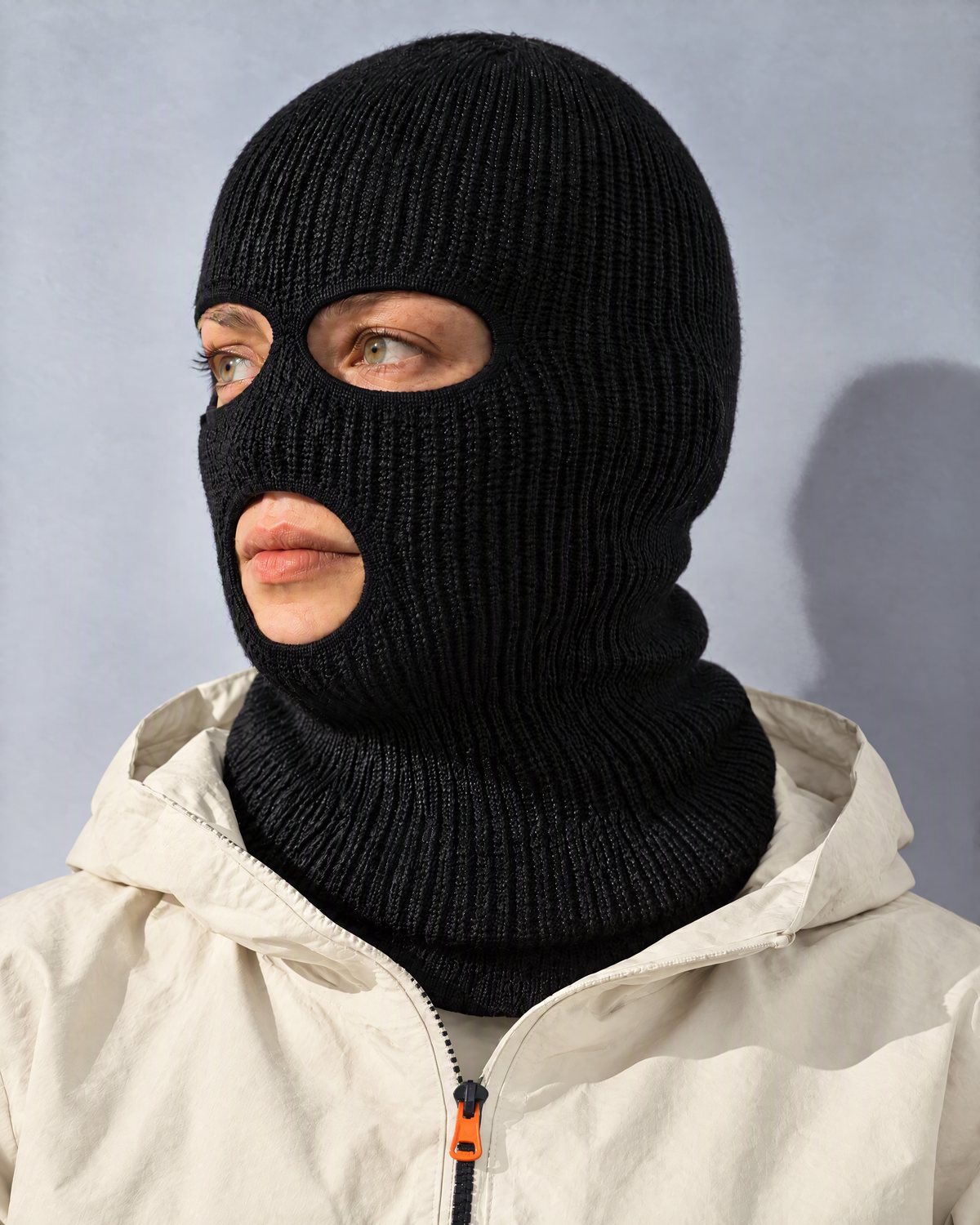 Cagoule noire trois trous, yeux et bouche visibles