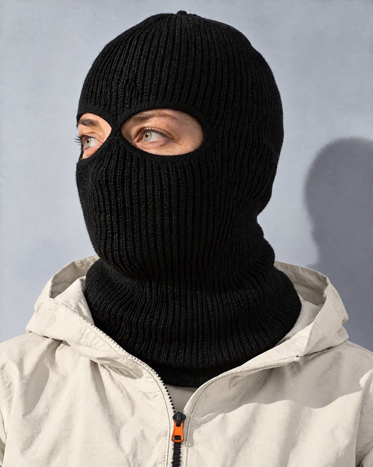 Cagoule noire deux trous, seuls les yeux visibles